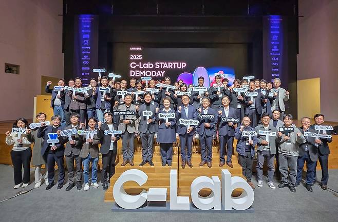 삼성전자가 20일 서울 서초구 삼성전자 서울R&D캠퍼스에서 개최한 '2025 C랩 스타트업 데모데이'에서 7기 및 졸업사 스타트업 대표 등 참석자들이 기념촬영을 하고 있다. 삼성전자 제공