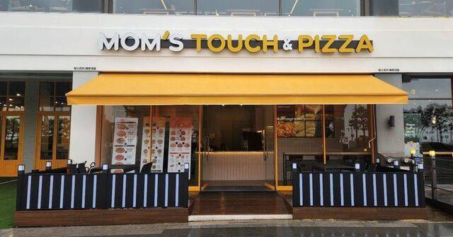 맘스터치는 피자 전문 브랜드 ‘맘스피자’가 지난달 200호점을 돌파했다고 18일 밝혔다. 맘스피자 1호점 오픈 후 약 2년 5개월 만으로, 기존 매장에 피자를 함께 판매하는 ‘숍앤숍’ 모델이 성장세를 이끌었다. 맘스터치 제공