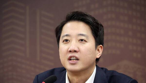 개혁신당 이준석 대표가 17일 서울 여의도 국회에서 열린 최고위원회의에서 발언하고 있다. 연합뉴스