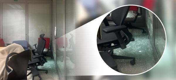 ▲2025년 11월12일 서울 영등포구 여의도 KBS 신관 5층 회의실 유리 벽이 부서져 내린 장면. 사진=전국언론노동조합 KBS본부