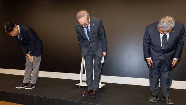 ▲지난 9월11일 KT 기자간담회에서 경영진이 사과하는 모습. 가운데가 김영섭 대표. 사진=KT 제공.