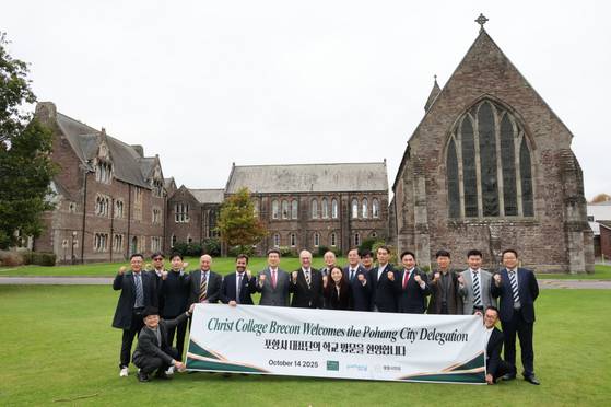 지난달 14일 영국 기숙 명문학교인 ‘크라이스트 칼리지 브레콘(CCB)’를 방문한 경북 포항시 방문단이 기념촬영하고 있다. (사진제공-포항시)