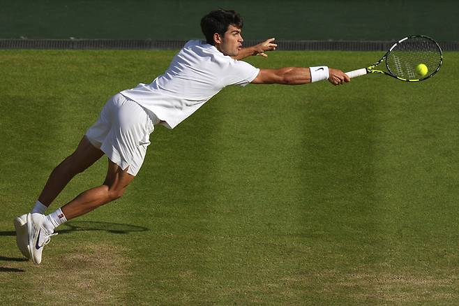 지난 7월 영국 런던에서 열린 윔블던 테니스 선수권 대회 남자 단식 결승전에서 카를로스 알카라스가 경기하고 있다. [AP 연합뉴스]