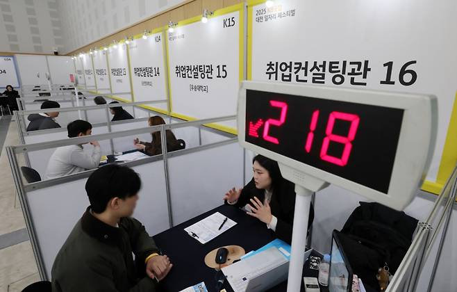 (대전=뉴스1) 김기태 기자 = 19일 대전컨벤션센터에서 고용노동부와 KB국민은행, 대전시가 공동 주최로 열린 '고용노동부와 함께하는 청년의 내일(My Job), 2025 KB굿잡 대전 일자리 페스티벌'에서 구직자들이 취업컨설팅을 받고 있다. 2025.11.19/뉴스1  Copyright (C) 뉴스1. All rights reserved. 무단 전재 및 재배포,  AI학습 이용 금지. /사진=(대전=뉴스1) 김기태 기자