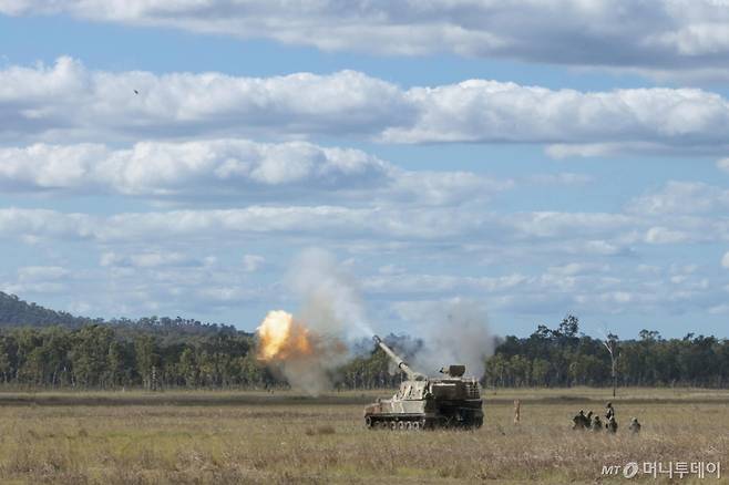 [서울=뉴시스] 해병대는 지난 3일부터 27일까지 호주 북동부 일대에서 미국, 호주 등과 함께 2025년 탈리스만 세이버 연합훈련에 참가해 연합작전 수행능력을 향상했다.  사진은 2025 탈리스만 세이버 훈련 간 K-9 자주포가 호주 훈련장 일대에서 사격 훈련을 실시하고 있다. (사진=해병대사령부 제공) 2025.07.28. photo@newsis.com *재판매 및 DB 금지 /사진=류현주