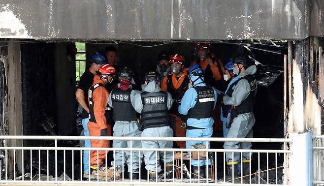 지난 8월18일 서울 마포구 창전동 아파트 화재 현장에서 소방, 경찰 등 유관기관 관계자들이 정확한 화재 원인을 밝히기 위해 합동감식을 하고 있다. /사진=뉴스1.