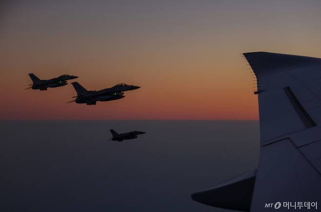 [아부다비=뉴시스] 최동준 기자 = 아랍에미리트(UAE) 국빈 방문 일정을 마친 이재명 대통령과 김혜경 여사가 탑승한 공군 1호기가 19일(현지 시간) UAE 공군 전투기의 호위 비행을 받으며 이집트로 향하고 있다. 2025.11.20.