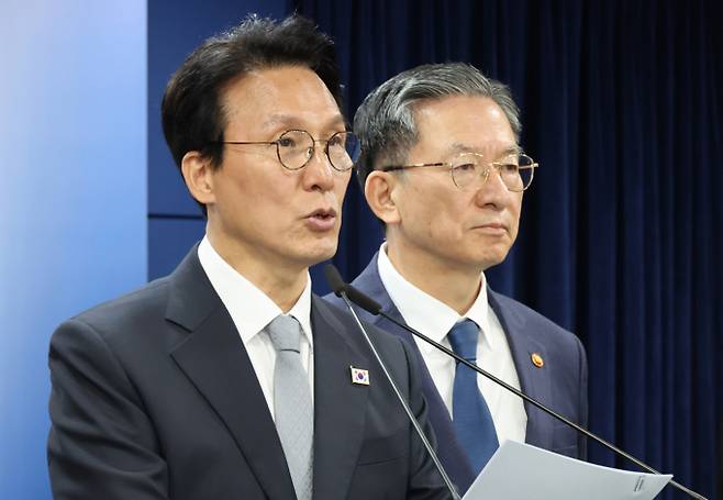 김민석 국무총리가 20일 자신의 페이스북에 론스타와의 국제분쟁에서 정부가 승소한 것과 관련해 "한동훈 전 법부부 장관을 만나면 취소 신청을 잘하셨다고 말씀드릴 생각"이라고 글을 올렸다. 사진은 지난 18일 김민석 국무총리가 서울 종로구 정부서울청사에서 열린 론스타 국제분쟁 취소 신청 관련 긴급 브리핑을 하는 모습. /사진=뉴시스