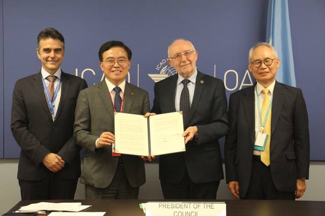진교훈 강서구청장(왼쪽에서 두 번째)이 6월 26일 ICAO 본부 의장 회의실에서 살바토레 샤키타노(오른쪽에서 두 번째) 의장에게 서한문을 전달하고 있다. 강서구청 제공