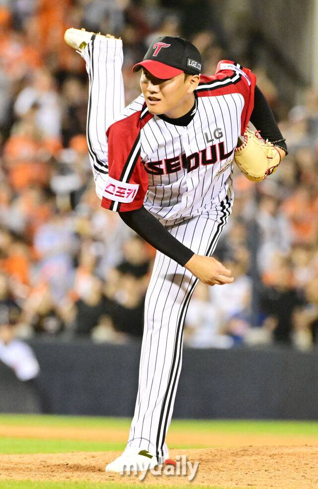 2024년 7월 28일 오후 서울 잠실야구장에서 진행된 ‘2024 신한 SOL Bank KBO리그’ 한화-LG의 경기. LG 김영준이 구원 등판해 역투를 펼치고 있다./마이데일리