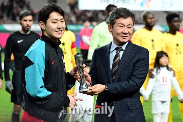 축구대표팀 이강인이 18일 오후 서울월드컵경기장에서 진행되는 대한민국 축구대표팀-가나와의 평가전에 앞서정몽규 대한축구협회장으로부터 AFC 올해의 국제선수상 트로피를 전달받고 있다./마이데일리 DB