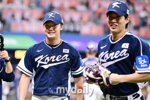 9일 오후 서울 구로구 고척스카이돔에서 진행된 '2025 NAVER K-BASEBALL SERIES' 대한민국-체코와의 평가전 경기. 대한민국 정우주가 5회말 2사 1,2루에서 에스칼라르 삼진으로 잡은 뒤 미소를 보이고 있다./마이데일리