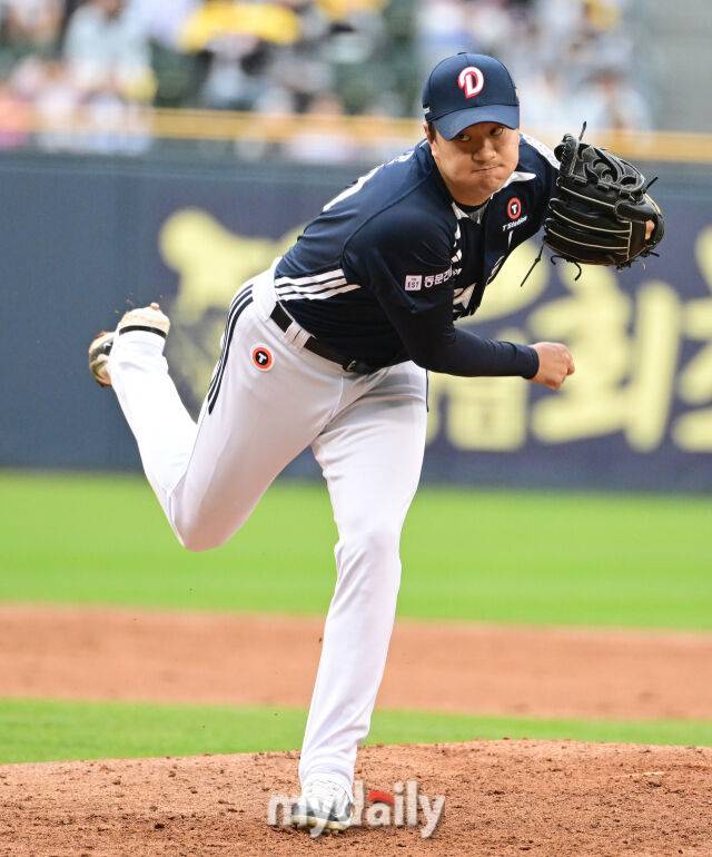 2025년 4월 12일 오후 서울 잠실구장에서 진행된 '2025 신한 SOL뱅크 KBO 리그' 두산 베어스와 LG 트윈스의 경기. 두산 이영하가 4회말 2사 만루서 구원등판해 역투하고 있다./마이데일