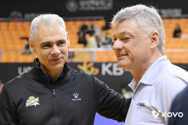 KB손해보험 레오나르도 카르발류 감독과 대한항공 헤난 달 조토 감독./KOVO