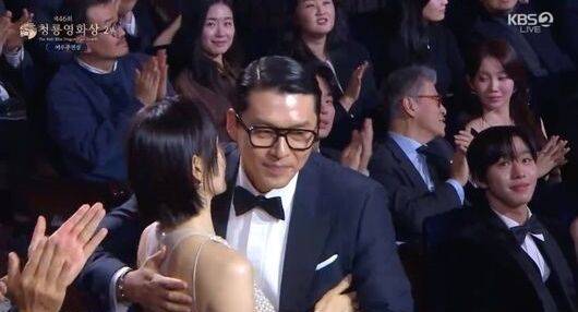 배우 손예진 현빈 부부가 포옹을 나누고 있다. / KBS 2TV