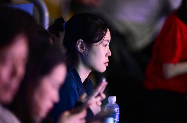 발목 부상 당한 IBK기업은행 김하경이 관중석에서 경기를 지켜보고 있다 / 한국배구연맹(KOVO)