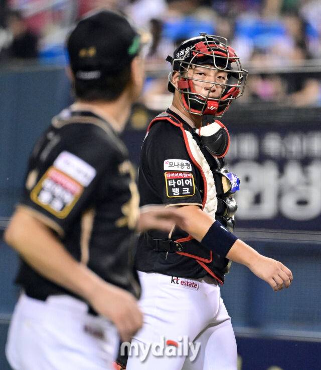 2025년 9월 11일 오후 서울 잠실구장에서 열린 '2025 신한 SOL뱅크 KBO 리그' KT 위즈와 LG 트윈스의 경기. KT 이강철 감독이 8회말 2사 1.2루서 LG 오스틴 타석 때 마운드에 올라 조언한 뒤 내려가며 조대헌 포수와 이야기를 나누고 있다./마이데일리