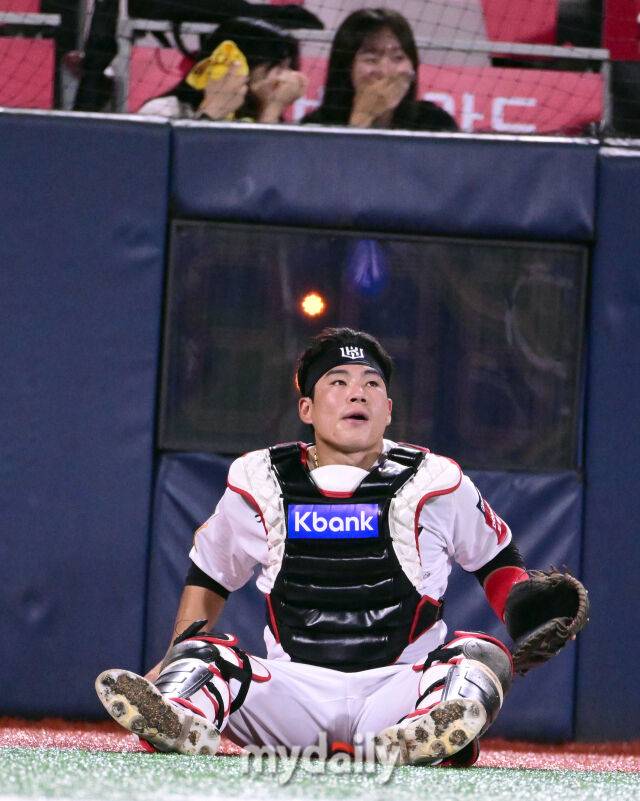 2025년 9월 4일 오후 경기도 수원KT위즈파크에서 열린 '2025 신한 SOL뱅크 KBO 리그' LG 트윈스와 KT 위즈의 경기. KT 강현우 포수가 3회초 1사 1.2루서 LG 오스틴의 파울 타구를 놓친 뒤 허탈해하고 있다./마이데일리