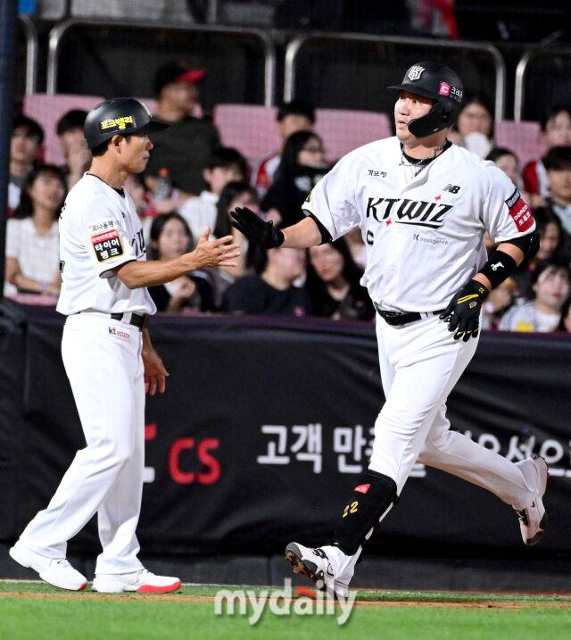 2025년 9월 4일 오후 경기도 수원KT위즈파크에서 열린 '2025 신한 SOL뱅크 KBO 리그' LG 트윈스와 KT 위즈의 경기. KT 장성우가 5회말 선두타자로 나와 홈런을 친 뒤 코치의 축하를 받고 있다./마이데일리