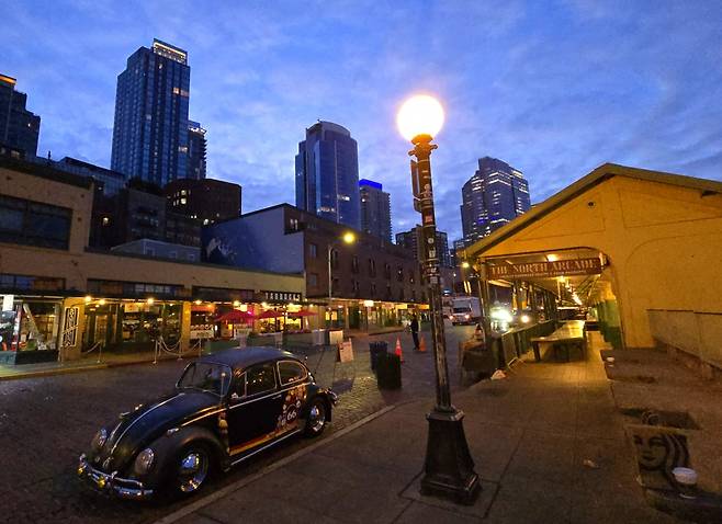 시애틀의 오래된 농축수산물 시장 파이크 플레이스마켓과 함께 있는 스타벅스 1호점[시애틀=함영훈 기자]