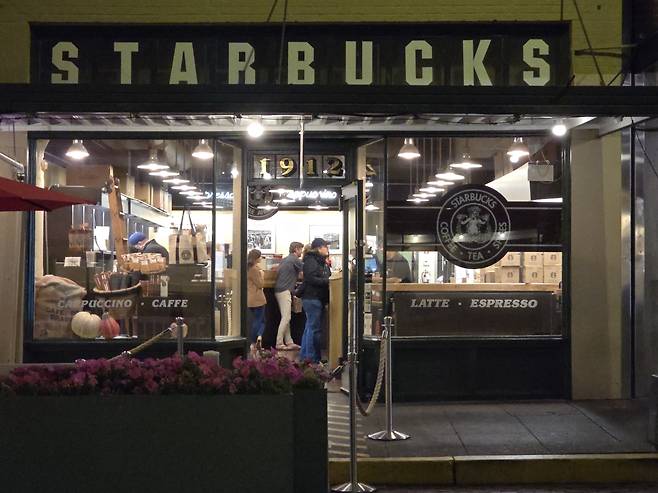 1971년 오픈한 스타벅스 세계1호점의 6시 오픈런. 시애틀은 현재 미국 ‘커피 수도’가 되었다.