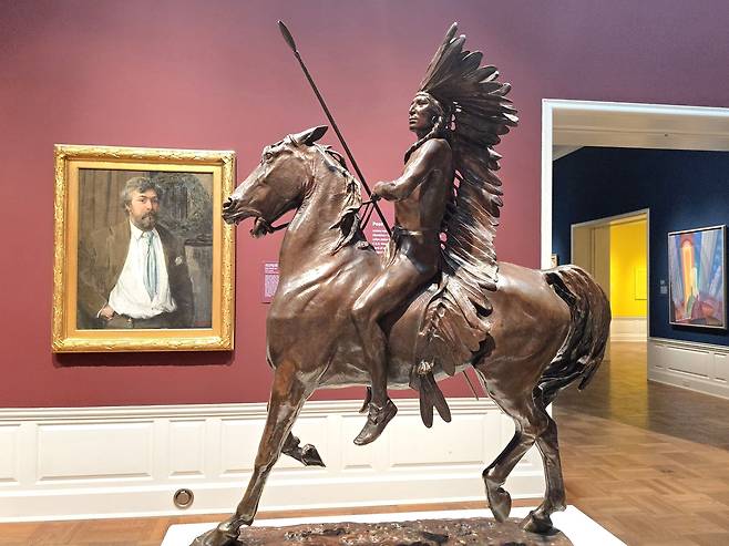 포틀랜드 아트 뮤지엄 북미 미술의 역사 코너 한복판, 원주민 추장 기마상