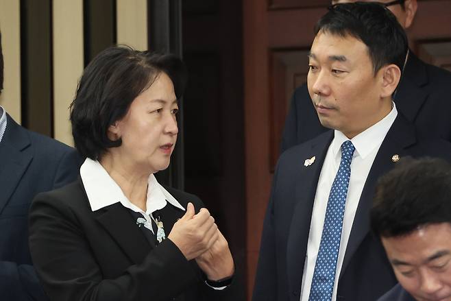 더불어민주당 소속 국회 법제사법위원장인 추미애 의원과 간사인 김용민 의원이 26일 서울 여의도 국회에서 의원총회에서 대화하고 있다. [연합]