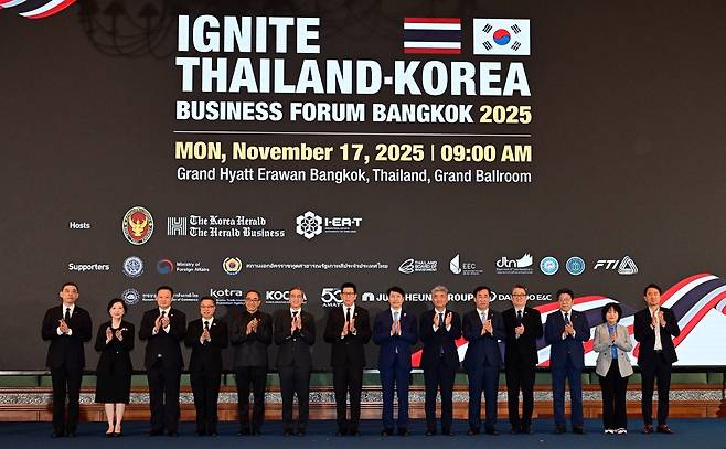 17일 오전 태국 방콕 그랜드하얏트에라완 방콕 호텔 그랜드볼룸에서 열린 ‘한·태 경제협력포럼 2025’에서 주요 참석자들이 기념촬영을 하고 있다. 사진 왼쪽부터 코르킷 단차이위칫 태국 동부경제회랑청(EECO) 사무부총장, 초티마 이엠사왓디쿤 태국 무역협상부 무역교섭국장, 유타삭 수파손 태국산업단지청(I-EA-T) 의장, 나릿 텟티라수끼 태국투자청(BOI) 사무총장, 타니 생랏 주한 태국대사, 깐 끄르하뎃 태국 외교부 장관 경제 특보, 에크니티 니티탄프라파스 태국 부총리 겸 재무장관, 이학영 대한민국 국회부의장, 정원주 헤럴드미디어그룹·대우건설 회장, 맹성규 대한민국 국회 국토교통위원장, 박용민 주태국대한민국대사, 최진영 헤럴드미디어그룹 대표이사, 권혜진 대한민국 산업통상부 통상교섭실장, 이용민 한·태 상공회의소 회장 방콕=박해묵 기자