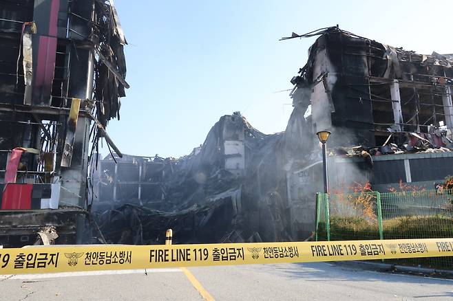 천안 이랜드 물류센터 화재로 보험사들은 재보험을 통해 리스크를 분산했지만, 물류업계는 보험료 인상 부담을 피할 수 없게 됐다. 사진은 지난 19일 오전 충남 천안시 동남구 풍세면 풍세산업단지 내 이랜드패션 물류센터 화재로 인근 도로가 통제된 모습 [연합]