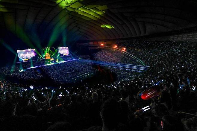 [도쿄=뉴시스] 르세라핌 '2025 르세라핌 투어 '이지 크레이지 핫(EASY CRAZY HOT)' 앙코르 인 도쿄 돔' 현장. (사진 = 쏘스뮤직 제공) 2025.11.20. photo@newsis.com *재판매 및 DB 금지