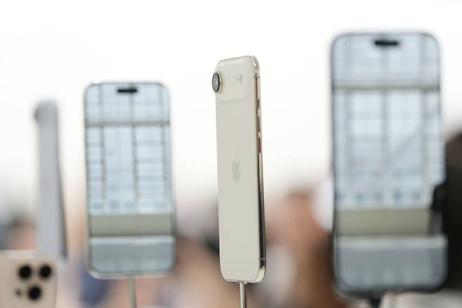 [쿠퍼티노=AP/뉴시스] 9일(현지 시간) 미국 캘리포니아주 쿠퍼티노 애플파크에서 아이폰 에어가 공개되고 있다. 2025.09.10.