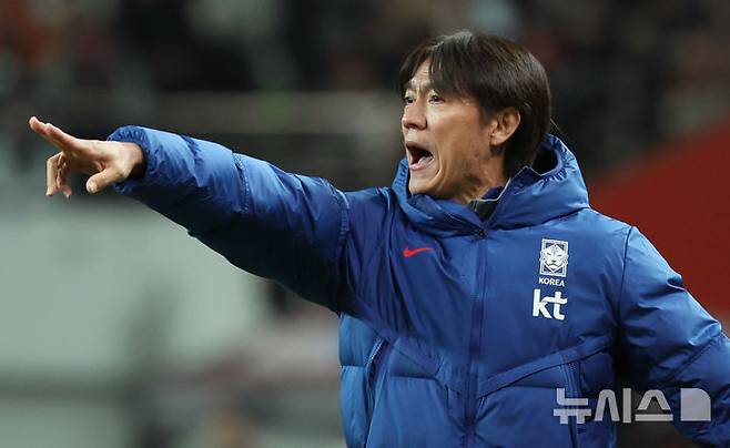 [서울=뉴시스] 황준선 기자 = 지난 18일 오후 서울 마포구 서울월드컵경기장에서 열린 축구 국가대표팀 평가전 대한민국과 가나의 경기, 전반 한국 홍명보 감독이 작전을 지시하고 있다. 2025.11.18. hwang@newsis.com