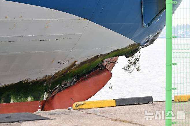 [목포=뉴시스] 이영주 기자 = 20일 오전 전남 목포시 삼학부두에 좌초로 인해 선체가 일부 파손된 퀸제누비아2호가 정박해있다. 2025.11.20. leeyj2578@newsis.com