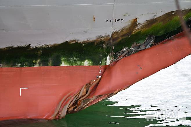 [목포=뉴시스] 이영주 기자 = 20일 오전 전남 목포시 삼학부두에 좌초로 인해 선체가 일부 파손된 퀸제누비아2호가 정박해있다. 2025.11.20. leeyj2578@newsis.com