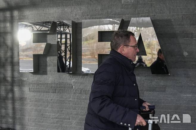 [취리히=AP/뉴시스] 스위스 취리히에 위치한 국제축구연맹(FIFA) 본부에 새겨진 FIFA 엠블럼. 2024.12.13.