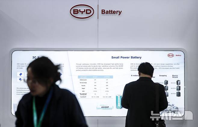 [서울=뉴시스] BYD를 비롯한 중국 자동차 업체들이 유럽에서 플러그인 하이브리드(PHEV)의 '미니 르네상스'를 주도하고 있다고 20일(현지 시간) 파이낸셜타임스(FT)가 보도했다. 사진은 서울 강남구 코엑스에서 열린 인터배터리 2025에 중국 전기차 업체인 BYD 부스가 설치되어 있다. 2025.11.20.