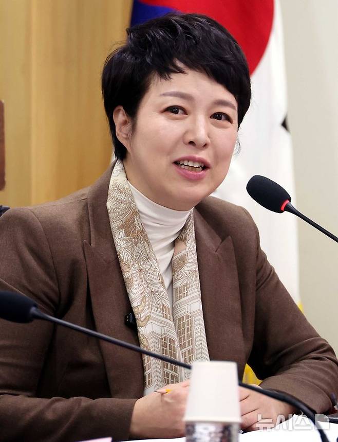 [서울=뉴시스] 조성봉 기자= 김은혜 국민의힘 원내정책수석부대표가 20일 오전 서울 여의도 국회 의원회관 간담회의실에서 열린  '이재명 정부 예산 포퓰리즘 이대로 괜찮은가' 토론회에서 발언을 하고 있다.2025.11.20.suncho21@newsis.com