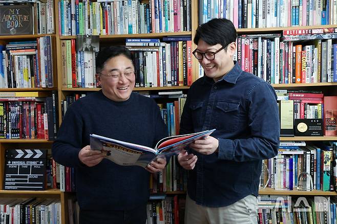 [서울=뉴시스] 박진희 기자 = 한창완(왼쪽) 세종대 교수와 정찬 웹툰 작가가 지난 18일 서울 광진구 세종대에서 '콘텐츠 창의인재동반사업' 관련 인터뷰를 하고 있다. '콘텐츠 창의인재동반사업'은 콘텐츠 창작분야 전문가(멘토)와 창의교육생(멘티)을 메칭하여 밀착형 교육을 제공하는 한국콘텐츠진흥원 사업이다. 2025.11.20. pak7130@newsis.com