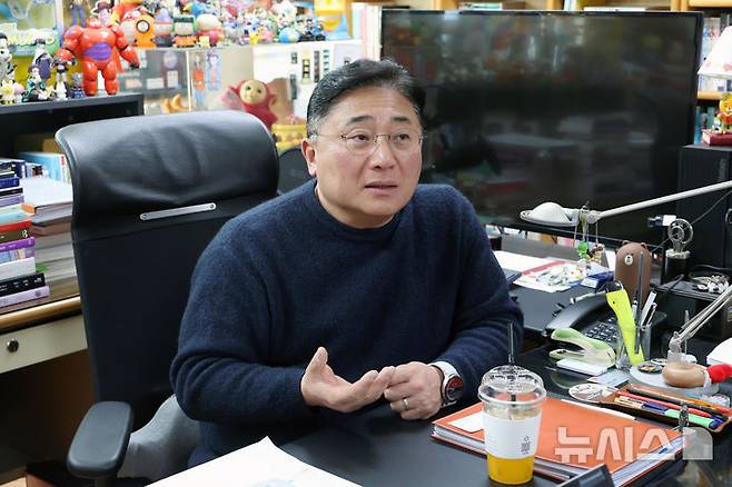 [서울=뉴시스] 박진희 기자 = 한창완 세종대 교수가 지난 18일 서울 광진구 세종대에서 '콘텐츠 창의인재동반사업' 관련 인터뷰를 하고 있다. '콘텐츠 창의인재동반사업'은 콘텐츠 창작분야 전문가(멘토)와 창의교육생(멘티)을 메칭하여 밀착형 교육을 제공하는 한국콘텐츠진흥원 사업이다. 2025.11.20. pak7130@newsis.com