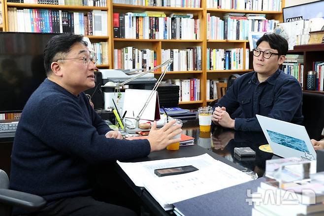 [서울=뉴시스] 박진희 기자 = 한창완(왼쪽) 세종대 교수와 정찬 웹툰 작가가 지난 18일 서울 광진구 세종대에서 '콘텐츠 창의인재동반사업' 관련 인터뷰를 하고 있다. '콘텐츠 창의인재동반사업'은 콘텐츠 창작분야 전문가(멘토)와 창의교육생(멘티)을 메칭하여 밀착형 교육을 제공하는 한국콘텐츠진흥원 사업이다. 2025.11.20. pak7130@newsis.com