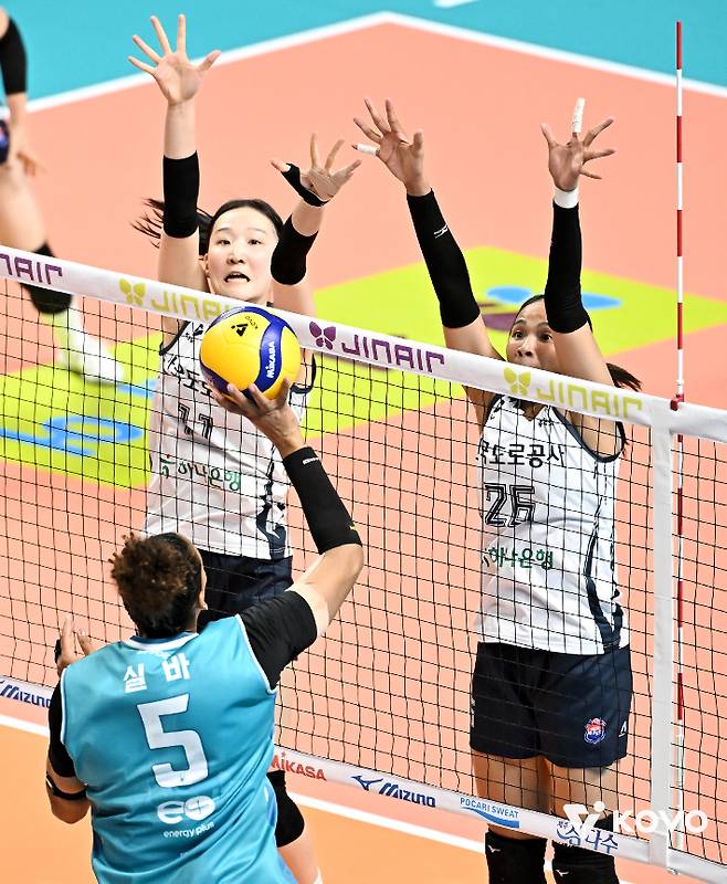 김세빈(왼쪽)이 GS칼텍스 실바의 공격을 블로킹하는 모습. KOVO