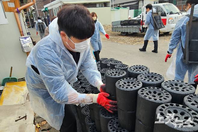 20일 오전 강원 춘천시 근화동의 한 가정으로 연탄을 배달하는 봉사자들의 모습. 구본호 기자