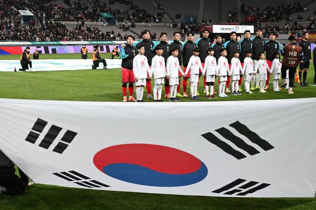 [OSEN=서울월드컵경기장, 이대선 기자] 홍명보 감독이 이끄는 대한민국 축구대표팀이 18일 오후 서울월드컵경기장에서 아프리카 강호 가나와 평가전을 가졌다.홍명보호의 2025년의 끝을 장식할 경기다. 내달 2026 국제축구연맹(FIFA) 북중미 월드컵 조 추첨을 앞두고 열리는 마지막 평가전이기도 하다. 현재 한국은 가나전 결과와 상관없이 사실상 월드컵 포트 2가 확정된 상태다. 아프리카 예선을 뚫고 북중미행에 성공한&nbsp;가나는 FIFA 랭킹 73위다.&nbsp;22위 한국보다는 51계단&nbsp;낮다. 하지만 통산 전적에서 4승 3패로 한국보다 우위다.&nbsp;경기에 앞서 대한민국 선수들이 애국가를 부르고 있다. 2025.11.18 /sunday@osen.co.kr