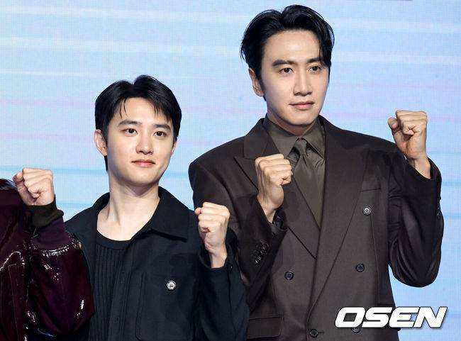 [OSEN=조은정 기자]디즈니+ 오리지널 시리즈 ‘조각도시’ 제작발표회가 서울 영등포구 여의도 콘래드 서울에서 열렸다.‘조각도시’는 평범한 삶을 살던 태중(지창욱)이 어느 날 억울하게 흉악한 범죄에 휘말려 감옥에 가게 되고, 모든 것은 요한(도경수)에 의해 계획되었다는 것을 알게 되면서 그를 향한 복수를 실행하는 액션 드라마를 그린 작품이다. 이날 현장에는 지창욱, 도경수,&nbsp;김종수,&nbsp;조윤수&nbsp;그리고&nbsp;이광수가 참석했다.배우 도경수, 이광수가 포즈를 취하고 있다. 2025.11.03 /cej@osen.co.kr