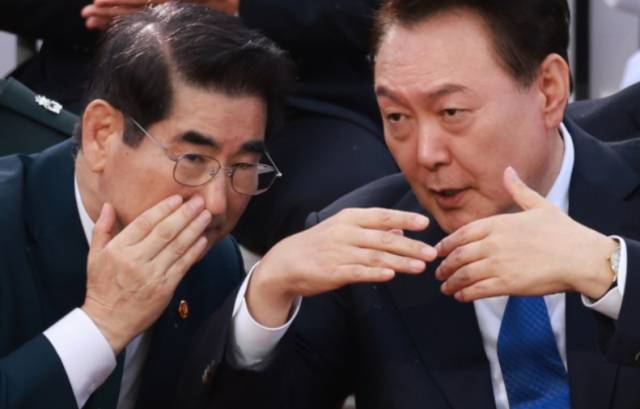 ▲김용현 전 국방부 장관(좌)과 윤석열 전 대통령(우). ⓒ연합뉴스