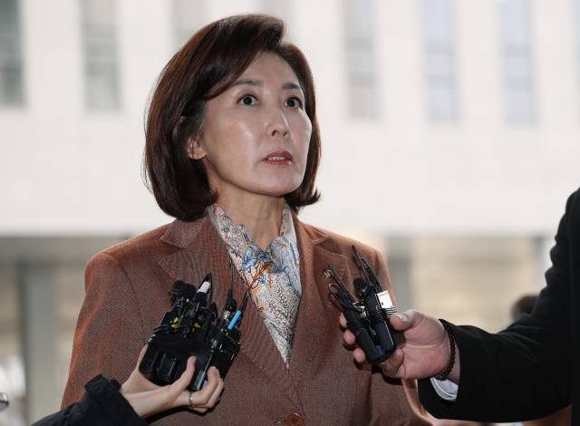 ▲국민의힘 나경원 의원이 20일 '국회 패스트트랙 충돌' 1심 선고 공판 참석을 위해 서울 양천구 서울남부지방법원에 들어서며 취재진의 질문을 받고 있다. ⓒ연합뉴스