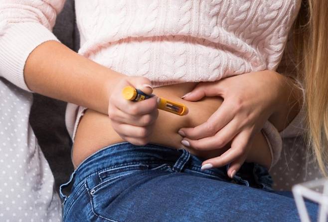 선천성 당뇨 환자나 경구용 약으로 혈당 조절이 안 되는 성인 당뇨 환자는 매일 주사를 맞는다. 환자에게 상당한 스트레스를 주는 주사 요법 대신 파스처럼 붙이기만 하면 되는 인슐린 조절 기술이 개발돼 눈길을 끈다.   미국 국립보건원(NIH) 제공