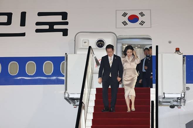 이집트 도착한 이재명 대통령과 김혜경 여사 - 이집트를 공식 방문한 이재명 대통령과 김혜경 여사가 19일(현지 시간) 카이로 국제공항에 도착해 공군1호기에서 내리고 있다. 카이로 뉴시스