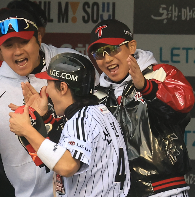 염경엽 LG 트윈스 감독이 지난달 26일 서울 잠실야구장에서 열린 2025 KBO 한국시리즈 1차전 한화 이글스와의 홈 경기에서 득점한 신민재를 환영하고 있다. 연합뉴스