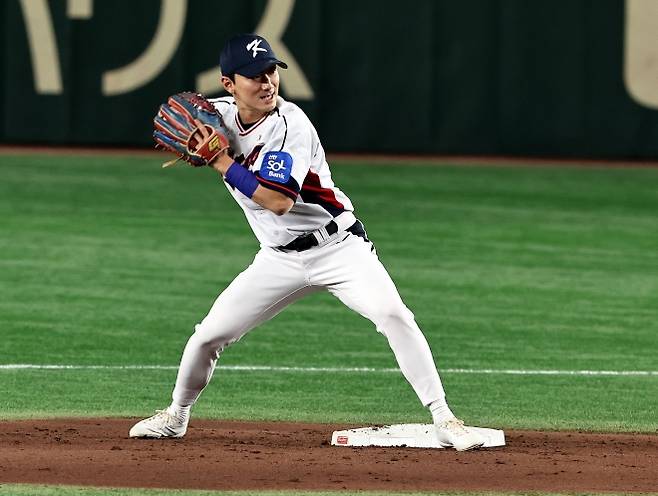 한국 야구 국가대표 신민재가 14일 일본 도쿄돔에서 2025 K-베이스볼 시리즈 일본과의 원정 경기를 하루 앞두고 수비 훈련하고 있다. 도쿄 뉴스1